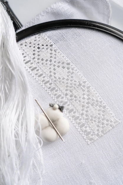 Cusături fine pe material natural